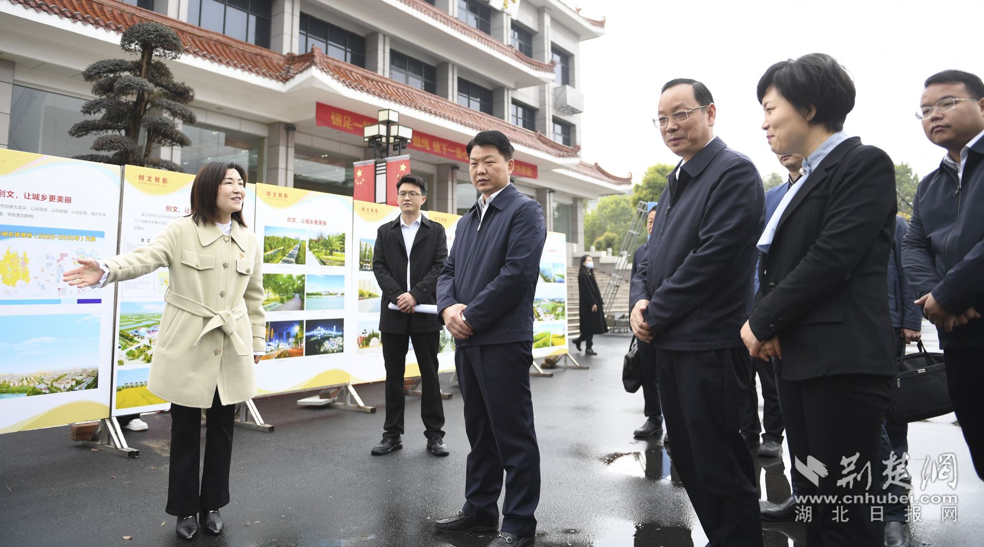 與會(huì)人員參觀潛江市全國(guó)文明城市創(chuàng)建工作成效展示。.jpg.jpg