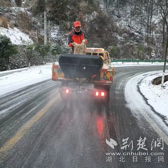 崇陽縣S259銅天線佛嶺段灑鹽融雪_副本.jpg