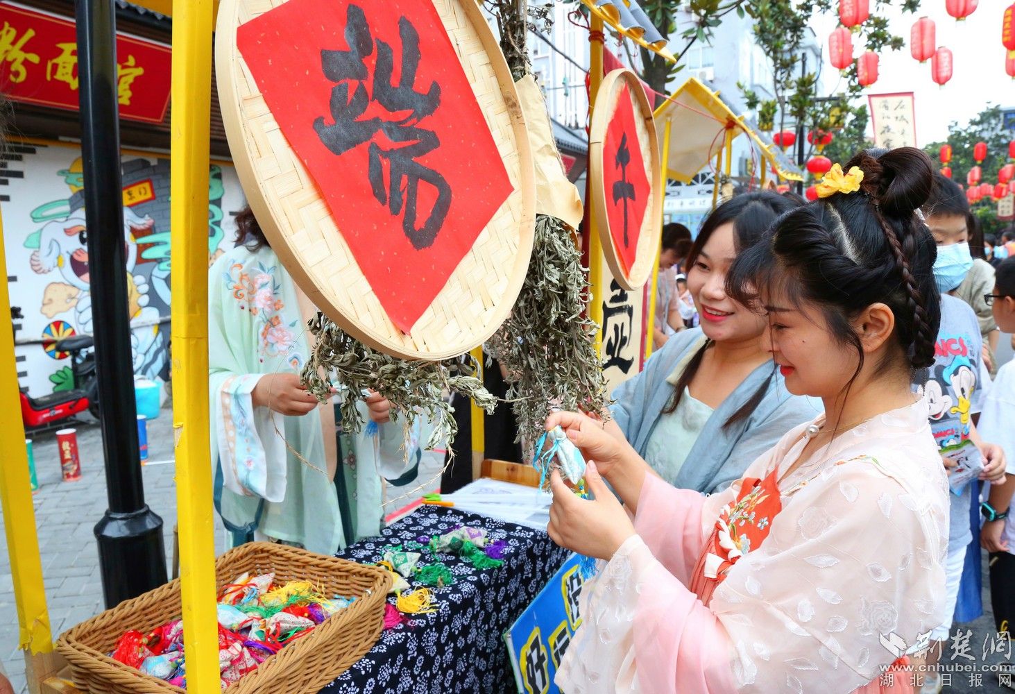 市民身著漢服挑選艾草香囊 馮璇攝.jpg.jpg