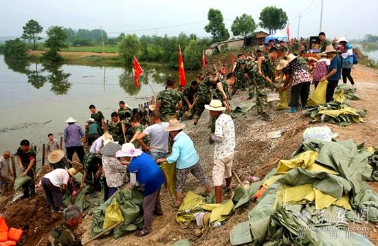 7月13日河頭村截流港管涌。軍民聯(lián)手保家園_副本.jpg.jpg