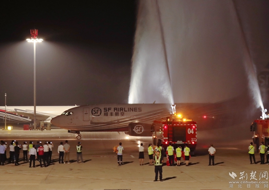 順豐B737-300航班“過水門”。金康 攝.jpg