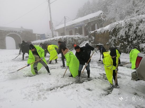 掃雪除冰，應急響應 通訊員 劉陽永 攝_副本.jpg