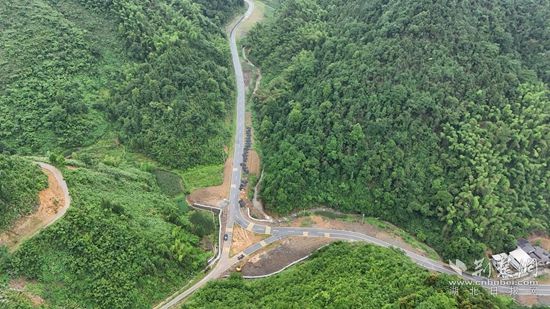 縱橫交錯(cuò)的幕阜山旅游公路網(wǎng).jpg.jpg